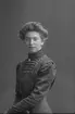 Porträtt från fotografen Maria Teschs ateljé i Linköping. 1910. Beställare: Edith Anderson.