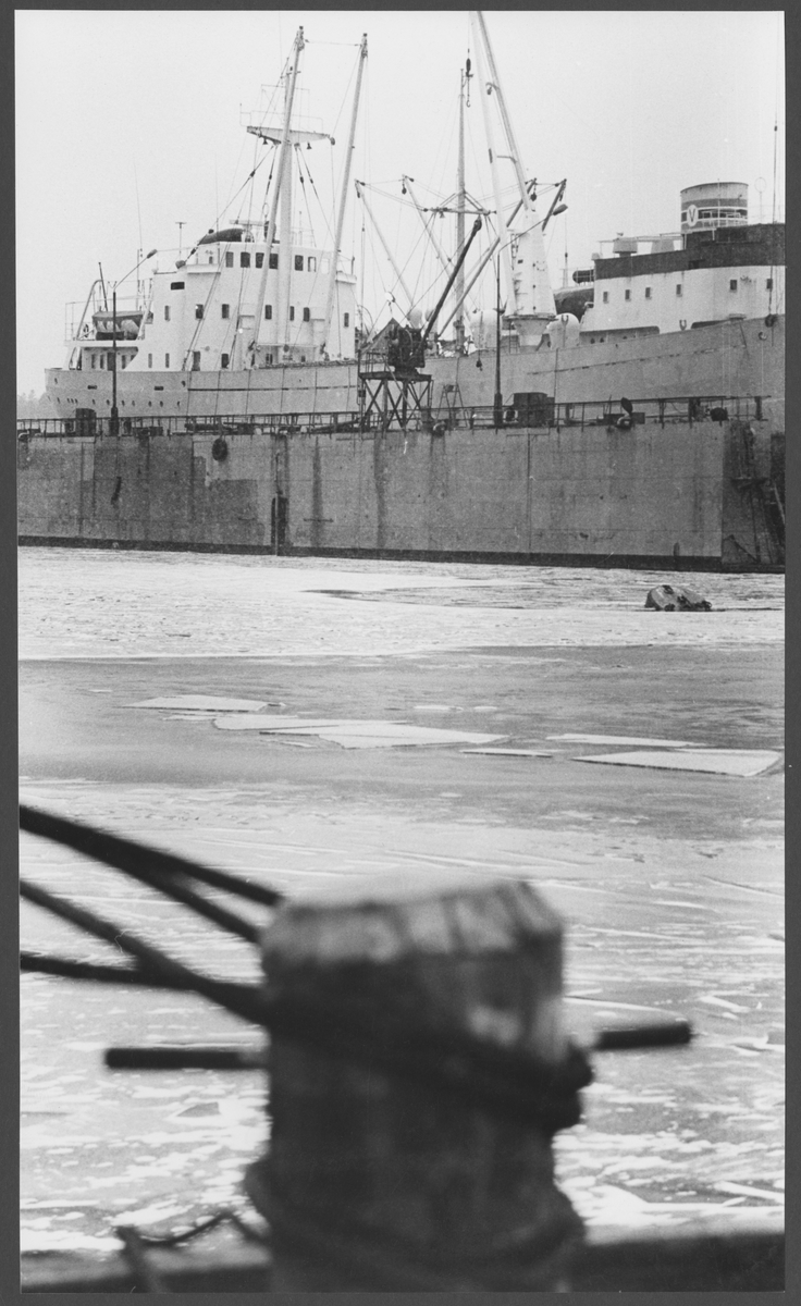 Ekensbergs varv 1970. Pollare på brygga. I bakgrunden i lilla dockan lastmotorfartyget TONNA och till h i stora dockan lastmotorfartyget BECKY.