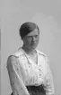 Porträtt från fotografen Maria Teschs ateljé i Linköping. 1910-tal. Beställare: uppgift saknas.