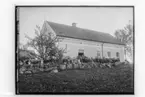 Knarsta skola, skolbarn med lärare.
Skolbyggnad i bakgrunden.
S.J. Andrén