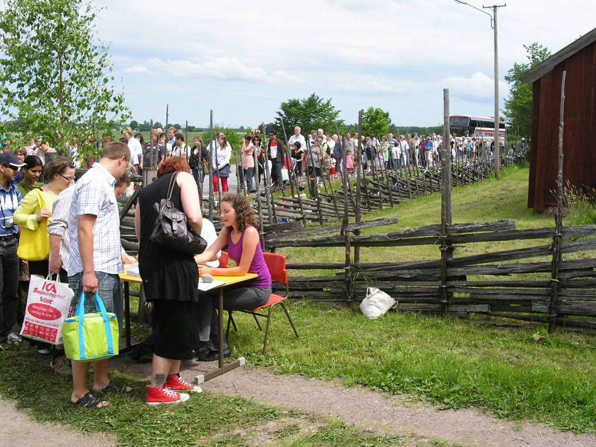 Entré-kö till midsommarfirande på friluftsmuséet Disagården, Gamla Uppsala, midsommarafton 2007