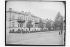 Tvåvånings hyresfastighet, hörnhuset Fabriksgatan-Rudbecksgatan, byggt 1898.
Nordfors.