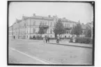 Tvåvånings hyresfastighet, hörnhuset Fabriksgatan-Rudbecksgatan, byggt 1898.
Nordfors.