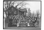 Tysslinge skola och kyrkan, skol- och kyrkobyggnad.
Skolbarn och folkskollärare Axel Holmberg.