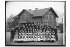 Glashyttan skola, skolbyggnad, 59 skolbarn och tre lärare.
Fröken Lavinia Gunnarson.