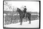 En ryttare till häst. Josef Forsgren, född 1881 på Landåsen, i Mosjö socken. Han var son till Kristina Andersson, och bror till Gerard och David Landè. Hans föräldrarhem, 