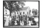 Rinkaby skola, 38 skolbarn, fröken och skolbyggnaden.
Fröken Beda Kruse.