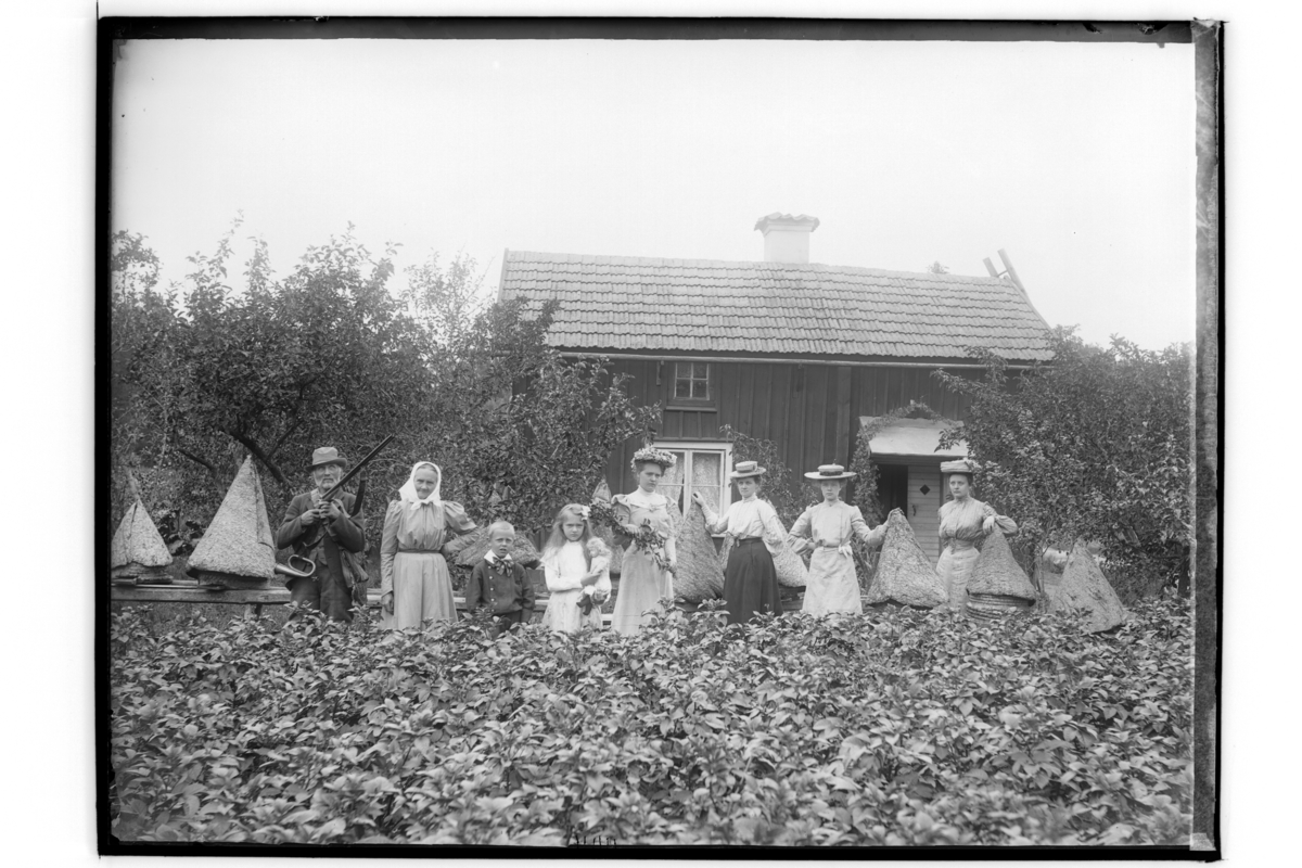 Bostadshus, 8 personer bland bikupor.
Anders Persson