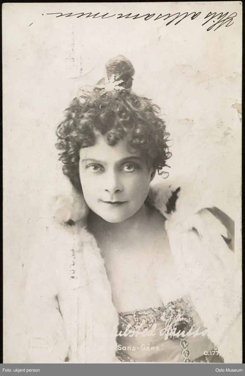 portrett, kvinne, skuespillerinne, rollebilde, Cathérine Hübscher i "Madame sans Gené" på Nationaltheatret, brystbilde, kostyme