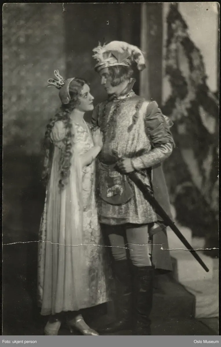 dobbeltportrett, kvinne, mann, skuespillere, rollebilde, Prinsesse Tornerose og Prins Florestan i "Tornerose" på Nationaltheatret, stående helfigur, kostymer
