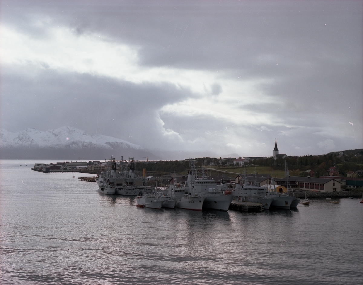Kystvaktbasen på Sortland sett fra Sortlandsbrua, 1983. Sortland kirke i bakgrunnen til høyre. Ved kai ligger blant annet W322 KV Andenes, W320 KV Nordkapp og W312 KV Kim.