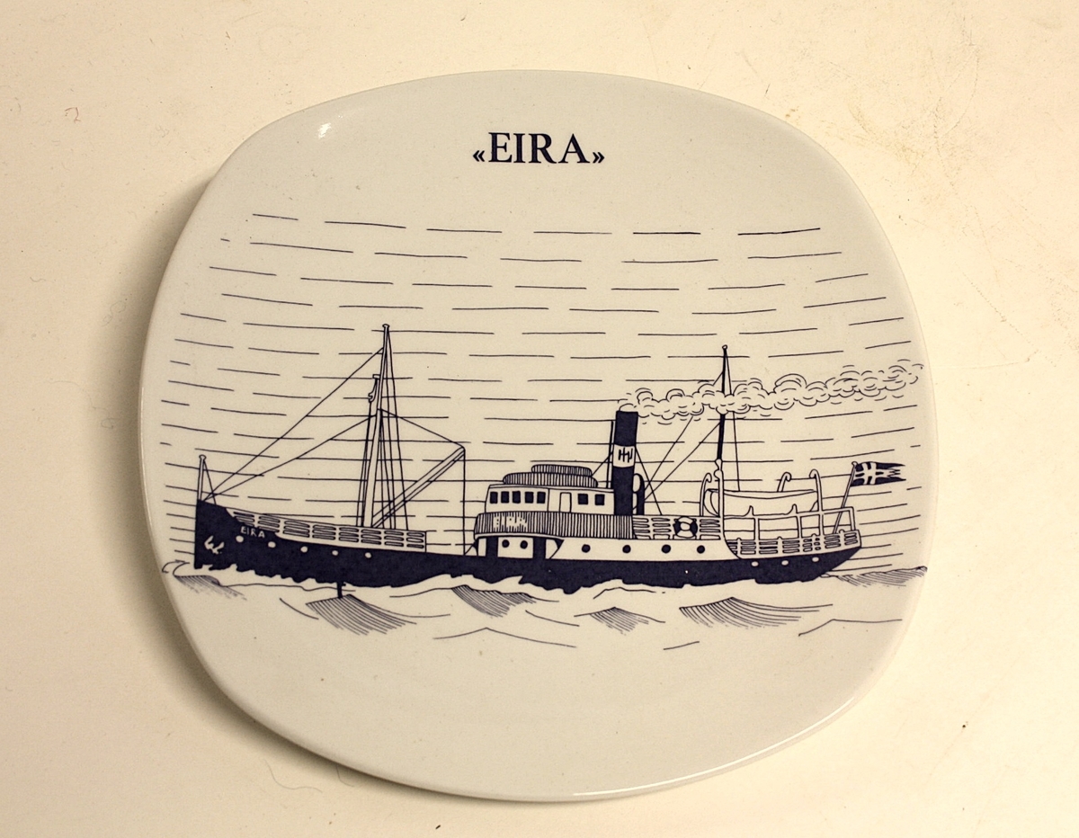 Avrundet, rektangulært fat med bilde av båten "Eira".  Gave fra Øygarden kommune til Kystmuseet i Øygarden.