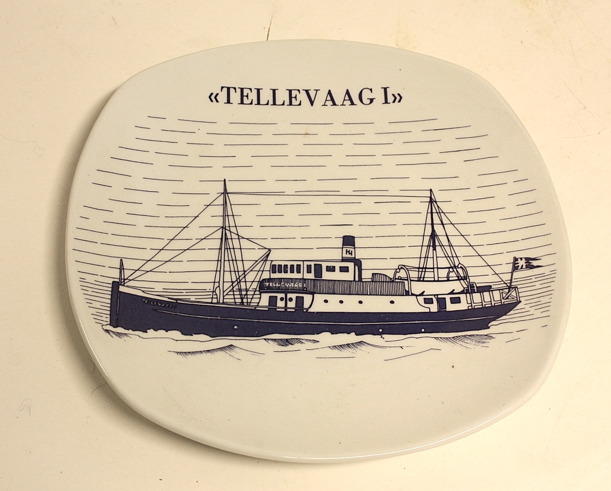 Avrundet, rektangulært fat med bilde av båten "Tellevaag I".  Gave fra Øygarden kommune til Kystmuseet i Øygarden.