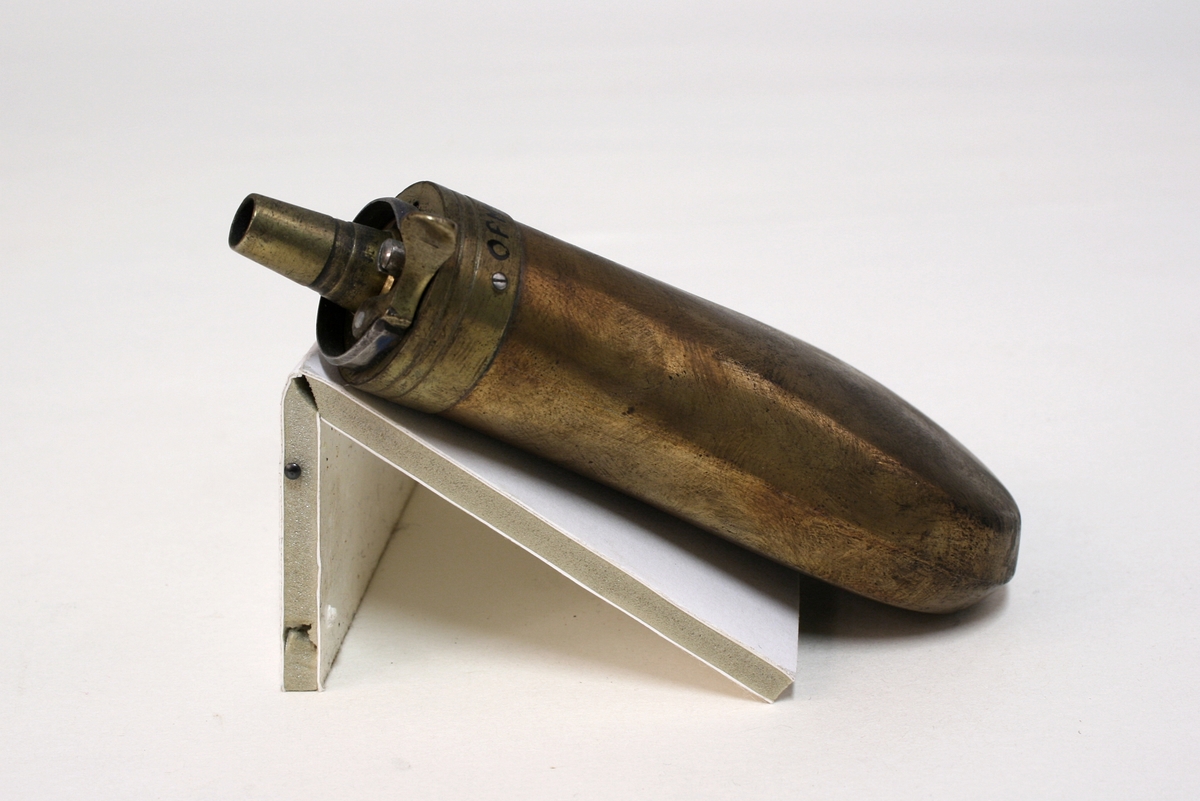 Revolver i "cased set", bestående av revolver (Pepperbox), en enkeltløpet perkusjonspistol samt diverse verktøy, alt liggende i mahognykasse. Bestandelene er følgende: 

KASSE av mahogny, 36,6 x 18,6 x 6,6, cm og er forsynt med lokk som har to mesinghengsler i bakkant. På forsiden er det lås med medding nøkkelhullbeslag på forsiden. Nøkkel av jern, ca. 2,9 cm lang. Midt på lokket er det et rundt messingskilt med profilert kant. Skiltets diameter er 3,8 cm. Kassen er indelt i 11 rom hvorav tre er forsynt med lokk med små, hvite gripehåndtak, runde, knappformede med diameter 1,05 cm. Alle rom er trukket med grønn filt. På lokkets innside er klebet produssentens merkelapp.

REVOLVER. Såkalt "Pepperboks". Et revolverende kammerstykke hvor hver kammer utgjør en selvstendig pipe, en forløper for de senere revolveremed kort tønne og langt løp. Kammerstykket (tønne) er 10 cm langt, hver løp har et kaliber på litt underkant av 10 mm. I bakkant er pipene forsaynt med pistong. På utsiden er pipene ca, 1,2 cm fra pistongene, merket fortløpende med nummer 1 - 6 . Mellom pipene er kammerstykket merket vekselsvis med kronet CP og V. Revolveren har overliggendeslaghane med gravert blomsterranke motiver. Bakenfor hanen er det en bevegelig sikringsfløy. Sideblikkene er prydet med graverte blomsterranker,det venstre sideblikket er markert "W.A. BECHWITH LONDON". Avtrekksbøylen er prydet med blomsterranke motiver. Grepsplater av mørkebrunt tre som er filt i rombemønster. Kolbekappen et oval og svakt buet , er kantet med en smal bord og har i midten et gravert, rundt lokk innenfor hvilket er et lite rom for kuler og fenghetter. Grepet har et lite firkantetntommeskilt med brutte hjørner. Alle beslag er av stål. 

PISTOL. Enkeltløpet, total lengde 13,2 cm. Pipen har et kaliber som revolveren. Pipen er 5,4 cm lang og er stemplet med kronet CP og V. Slaghanene står midt oppå pistolen, stikkende opp mellom sideblikkene. Hanen har skjellmønstret dekor og er forsynt med et par øyne. Når hanen spennes, felles en avtrekker fram under under pistolen. Sideblikkene er dekorert med blomsterranker. Den høyre sideblikket er merket "LONDON" og det venstre "H.BECHWIT ", Grepet er av tre,mørkebrunt og er filt i rombemønster. På grepet sitter et ovalt tommeskilt. 
KRUTTFLASKE. Av messing, 11,4 cm lang, flaskeformet, noe flattrykt mot den nedre delen hvor  det vider seg ut i bredden. Festeskrue og fjær for lukkemekanisme er av stål. 
LADE7PUSSESTOKK. av gulfarget med  et 4,6 cm riflet mesinghode. Total lengde 17,6 cm. Vekt.: 14g. 
KULETANG. Av jern, 8,6 cm lang, merket "1". Vekt: 45 g. 
KULETANF. Av jern, 11,5 cm lang, merket "82". Vekt: 44 g. 
PISTOLNØKKEL. For fjerning og innsetting av pistonger på revolveren. 11,3 cm langt og med sortlakkert treskaft. Vekt. 17 g.