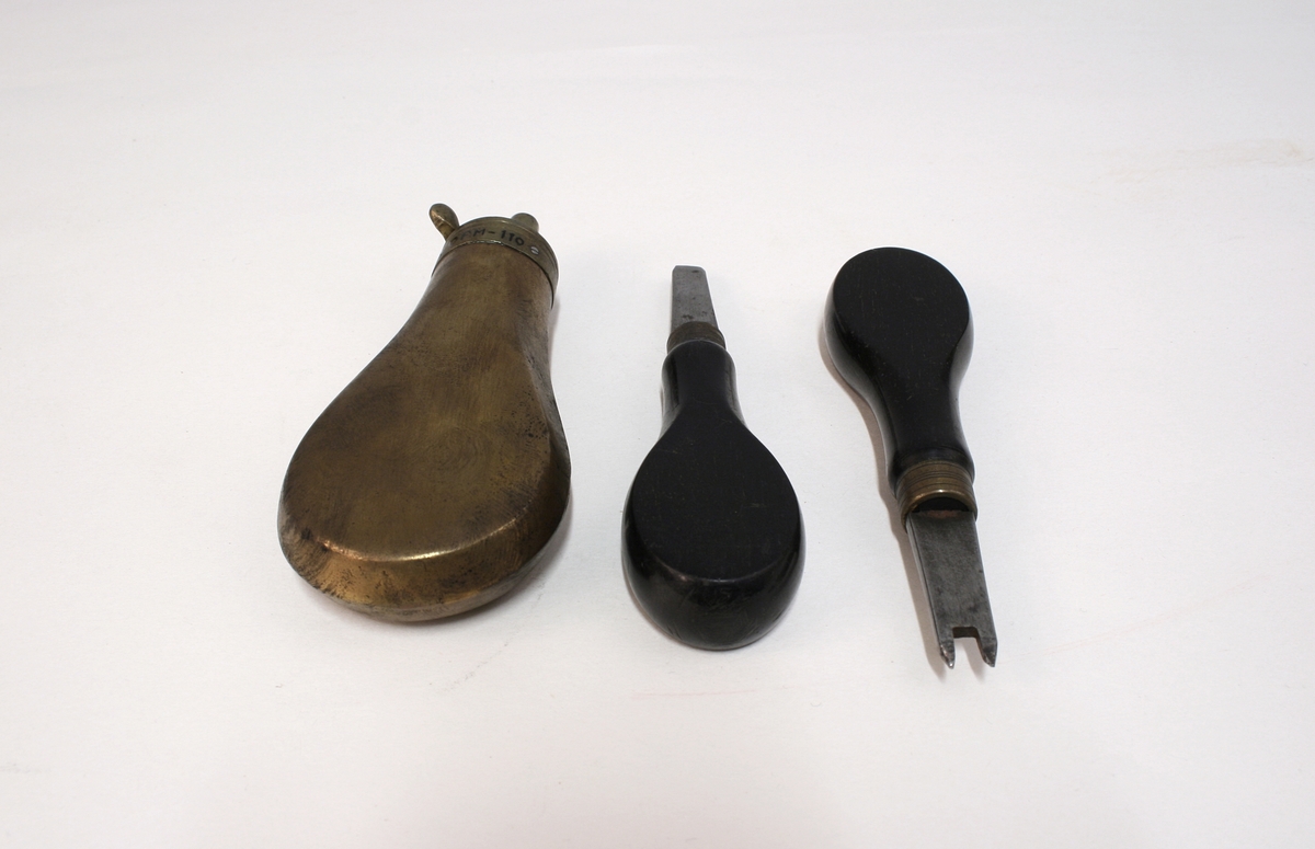 Revolver i "cased set", bestående av revolver (Pepperbox), en enkeltløpet perkusjonspistol samt diverse verktøy, alt liggende i mahognykasse. Bestandelene er følgende: 

KASSE av mahogny, 36,6 x 18,6 x 6,6, cm og er forsynt med lokk som har to mesinghengsler i bakkant. På forsiden er det lås med medding nøkkelhullbeslag på forsiden. Nøkkel av jern, ca. 2,9 cm lang. Midt på lokket er det et rundt messingskilt med profilert kant. Skiltets diameter er 3,8 cm. Kassen er indelt i 11 rom hvorav tre er forsynt med lokk med små, hvite gripehåndtak, runde, knappformede med diameter 1,05 cm. Alle rom er trukket med grønn filt. På lokkets innside er klebet produssentens merkelapp.

REVOLVER. Såkalt "Pepperboks". Et revolverende kammerstykke hvor hver kammer utgjør en selvstendig pipe, en forløper for de senere revolveremed kort tønne og langt løp. Kammerstykket (tønne) er 10 cm langt, hver løp har et kaliber på litt underkant av 10 mm. I bakkant er pipene forsaynt med pistong. På utsiden er pipene ca, 1,2 cm fra pistongene, merket fortløpende med nummer 1 - 6 . Mellom pipene er kammerstykket merket vekselsvis med kronet CP og V. Revolveren har overliggendeslaghane med gravert blomsterranke motiver. Bakenfor hanen er det en bevegelig sikringsfløy. Sideblikkene er prydet med graverte blomsterranker,det venstre sideblikket er markert "W.A. BECHWITH LONDON". Avtrekksbøylen er prydet med blomsterranke motiver. Grepsplater av mørkebrunt tre som er filt i rombemønster. Kolbekappen et oval og svakt buet , er kantet med en smal bord og har i midten et gravert, rundt lokk innenfor hvilket er et lite rom for kuler og fenghetter. Grepet har et lite firkantetntommeskilt med brutte hjørner. Alle beslag er av stål. 

PISTOL. Enkeltløpet, total lengde 13,2 cm. Pipen har et kaliber som revolveren. Pipen er 5,4 cm lang og er stemplet med kronet CP og V. Slaghanene står midt oppå pistolen, stikkende opp mellom sideblikkene. Hanen har skjellmønstret dekor og er forsynt med et par øyne. Når hanen spennes, felles en avtrekker fram under under pistolen. Sideblikkene er dekorert med blomsterranker. Den høyre sideblikket er merket "LONDON" og det venstre "H.BECHWIT ", Grepet er av tre,mørkebrunt og er filt i rombemønster. På grepet sitter et ovalt tommeskilt. 
KRUTTFLASKE. Av messing, 11,4 cm lang, flaskeformet, noe flattrykt mot den nedre delen hvor  det vider seg ut i bredden. Festeskrue og fjær for lukkemekanisme er av stål. 
LADE7PUSSESTOKK. av gulfarget med  et 4,6 cm riflet mesinghode. Total lengde 17,6 cm. Vekt.: 14g. 
KULETANG. Av jern, 8,6 cm lang, merket "1". Vekt: 45 g. 
KULETANF. Av jern, 11,5 cm lang, merket "82". Vekt: 44 g. 
PISTOLNØKKEL. For fjerning og innsetting av pistonger på revolveren. 11,3 cm langt og med sortlakkert treskaft. Vekt. 17 g.