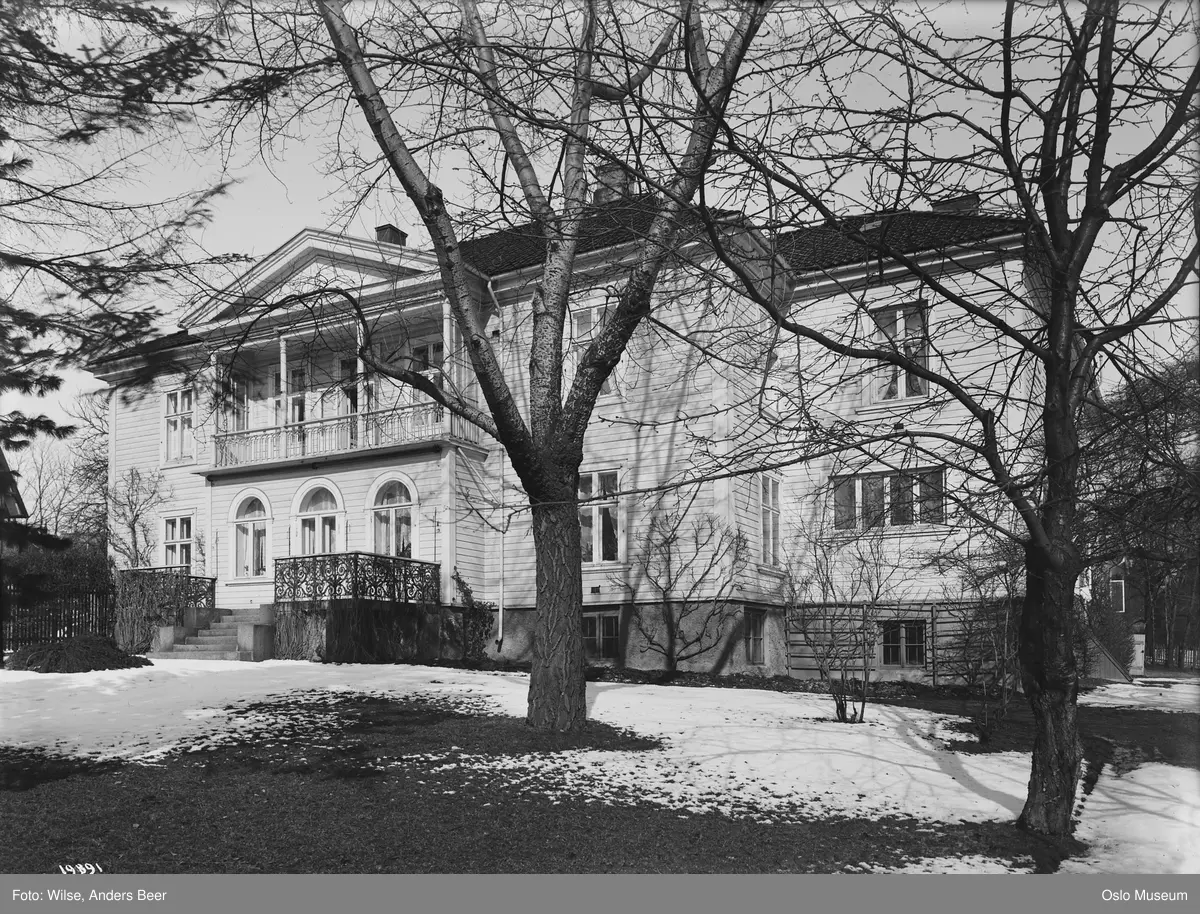 Øvre Skillebekk løkke, villa, veranda, støpejernsrekkverk, hage