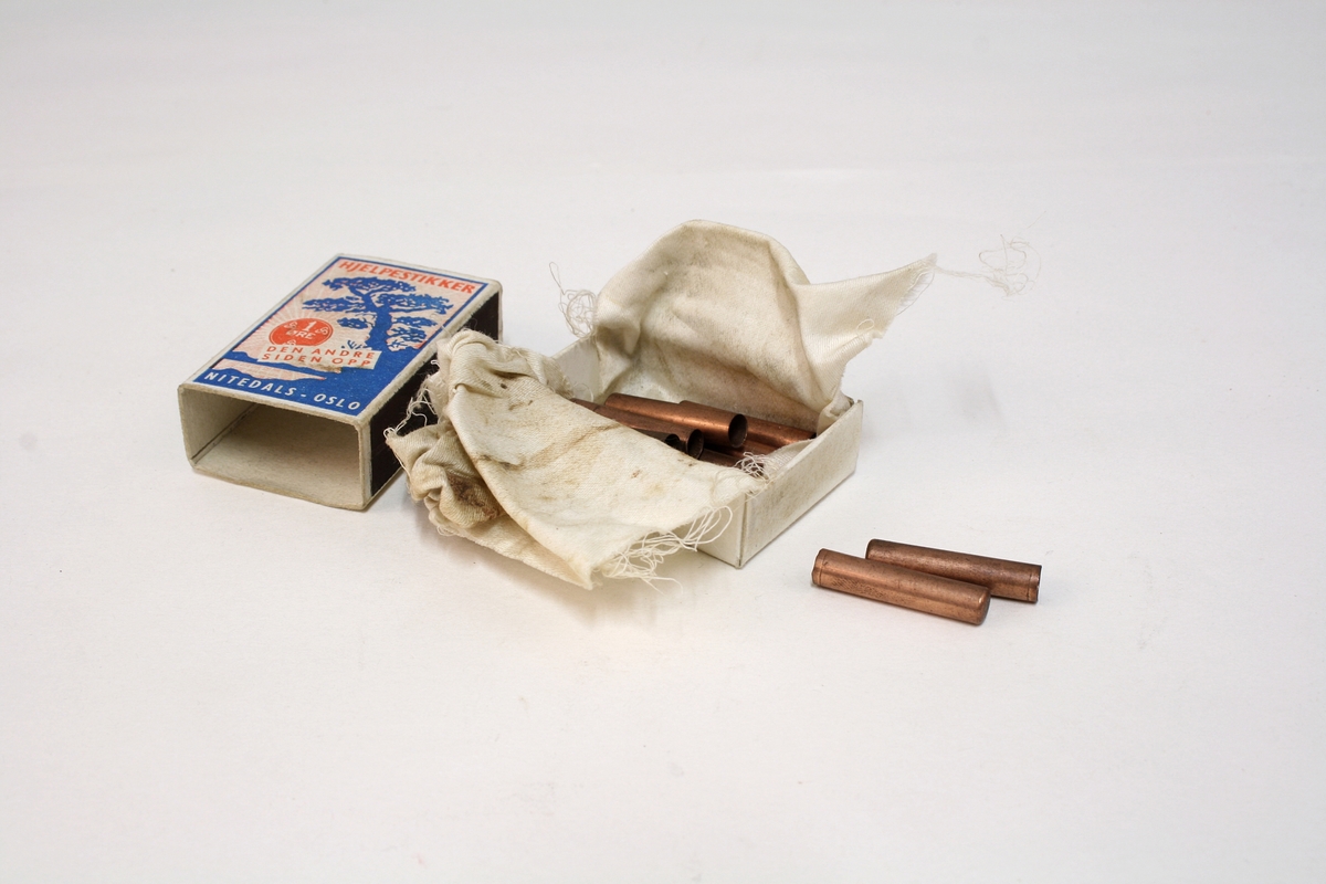 Revolver i "cased set", bestående av revolver (Pepperbox), en enkeltløpet perkusjonspistol samt diverse verktøy, alt liggende i mahognykasse. Bestandelene er følgende: 

KASSE av mahogny, 36,6 x 18,6 x 6,6, cm og er forsynt med lokk som har to mesinghengsler i bakkant. På forsiden er det lås med medding nøkkelhullbeslag på forsiden. Nøkkel av jern, ca. 2,9 cm lang. Midt på lokket er det et rundt messingskilt med profilert kant. Skiltets diameter er 3,8 cm. Kassen er indelt i 11 rom hvorav tre er forsynt med lokk med små, hvite gripehåndtak, runde, knappformede med diameter 1,05 cm. Alle rom er trukket med grønn filt. På lokkets innside er klebet produssentens merkelapp.

REVOLVER. Såkalt "Pepperboks". Et revolverende kammerstykke hvor hver kammer utgjør en selvstendig pipe, en forløper for de senere revolveremed kort tønne og langt løp. Kammerstykket (tønne) er 10 cm langt, hver løp har et kaliber på litt underkant av 10 mm. I bakkant er pipene forsaynt med pistong. På utsiden er pipene ca, 1,2 cm fra pistongene, merket fortløpende med nummer 1 - 6 . Mellom pipene er kammerstykket merket vekselsvis med kronet CP og V. Revolveren har overliggendeslaghane med gravert blomsterranke motiver. Bakenfor hanen er det en bevegelig sikringsfløy. Sideblikkene er prydet med graverte blomsterranker,det venstre sideblikket er markert "W.A. BECHWITH LONDON". Avtrekksbøylen er prydet med blomsterranke motiver. Grepsplater av mørkebrunt tre som er filt i rombemønster. Kolbekappen et oval og svakt buet , er kantet med en smal bord og har i midten et gravert, rundt lokk innenfor hvilket er et lite rom for kuler og fenghetter. Grepet har et lite firkantetntommeskilt med brutte hjørner. Alle beslag er av stål. 

PISTOL. Enkeltløpet, total lengde 13,2 cm. Pipen har et kaliber som revolveren. Pipen er 5,4 cm lang og er stemplet med kronet CP og V. Slaghanene står midt oppå pistolen, stikkende opp mellom sideblikkene. Hanen har skjellmønstret dekor og er forsynt med et par øyne. Når hanen spennes, felles en avtrekker fram under under pistolen. Sideblikkene er dekorert med blomsterranker. Den høyre sideblikket er merket "LONDON" og det venstre "H.BECHWIT ", Grepet er av tre,mørkebrunt og er filt i rombemønster. På grepet sitter et ovalt tommeskilt. 
KRUTTFLASKE. Av messing, 11,4 cm lang, flaskeformet, noe flattrykt mot den nedre delen hvor  det vider seg ut i bredden. Festeskrue og fjær for lukkemekanisme er av stål. 
LADE7PUSSESTOKK. av gulfarget med  et 4,6 cm riflet mesinghode. Total lengde 17,6 cm. Vekt.: 14g. 
KULETANG. Av jern, 8,6 cm lang, merket "1". Vekt: 45 g. 
KULETANF. Av jern, 11,5 cm lang, merket "82". Vekt: 44 g. 
PISTOLNØKKEL. For fjerning og innsetting av pistonger på revolveren. 11,3 cm langt og med sortlakkert treskaft. Vekt. 17 g.