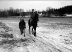 Far och son på söndagsritt. Strömsholm 1910-11.