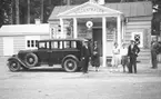 Bilcentralen, Karlsborg 1932. Närmast bilen Georg Fallander som ägde drosktrafik och taxirörelse.