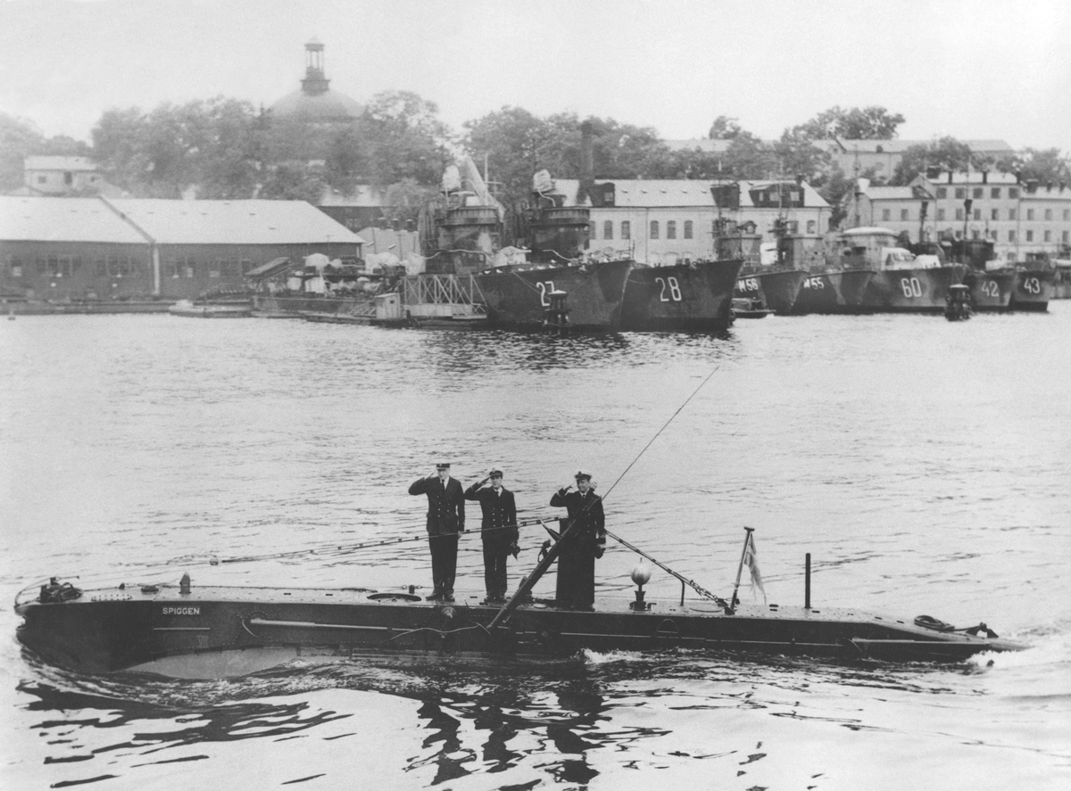 "Dvärg"ubåten Spiggen och dess besättning utanför Skeppsholmen.