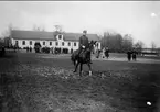 1. Årselever vid Strömsholmskursen, dressyr på Stallplan. Strömsholm 1910-11.