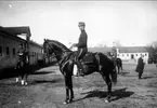 1. Årselever vid Strömsholmskursen, dressyr på Stallplan. Strömsholm 1910-11.