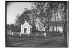 Lillkyrka kyrka, kyrkobyggnad.
Ekebergs gravkor.