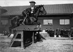 Träningshoppning på stallplan framför officersstallet. Strömsholm 1910-11.