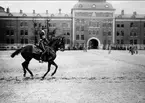 Ridskolekursen på tävlingsresa till Stockholm. Dressyrträning på K 1:s kaserngård i Stockholm. Strömsholm 1910-11.