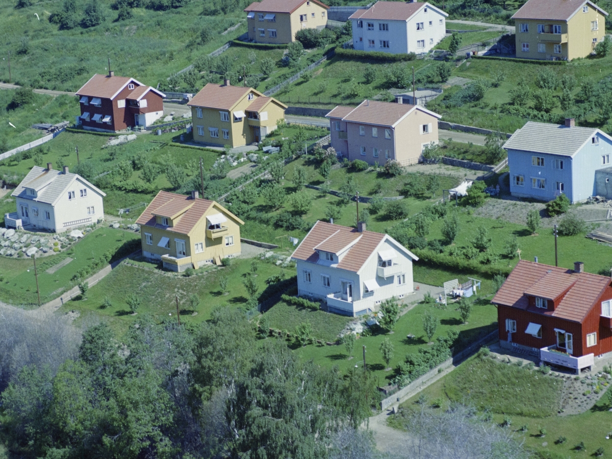 Flyfoto, Lillehammer, Nedre bydel, Busmoen boliger på tidligere Johansenjordet, Laurits Andersens gate og Lågenvegen. Lågenvegen 5 er det røde huset.