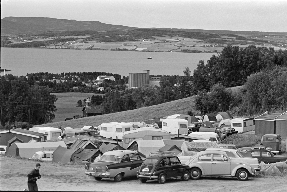 Hedmarkstoppen, Pinsevennstevne, Campingplass, biler, telt, utsikt, Mjøsa, Helgøya, 