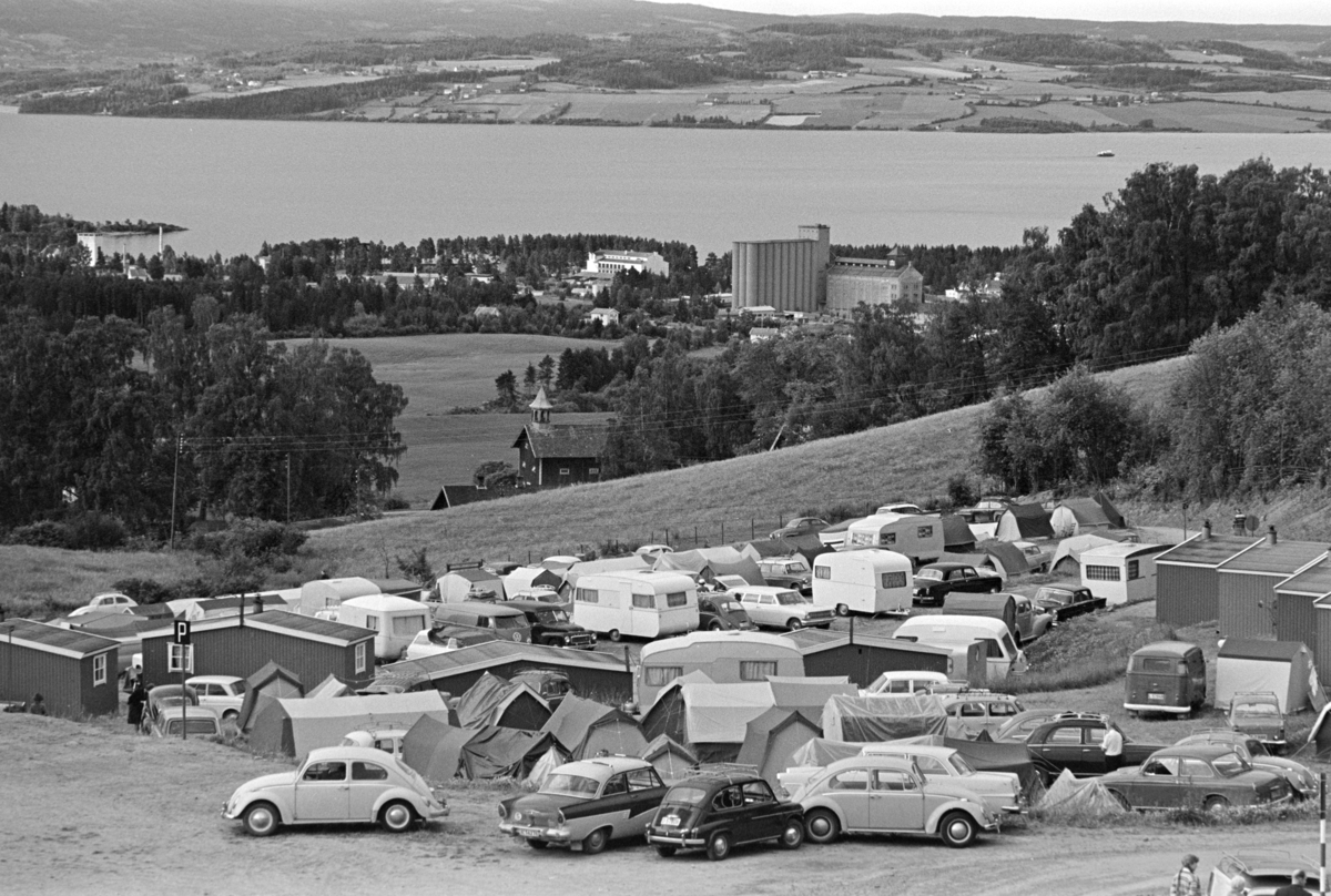 Hedmarkstoppen, Pinsevennstevne, Campingplass, biler, telt, utsikt, Mjøsa, Helgøya, 