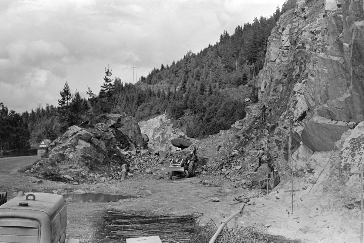 Morskogen, Stange. Vegutbygging, vegarbeid, anleggsmaskiner, biltrafikk, sprengningsarbeid, 