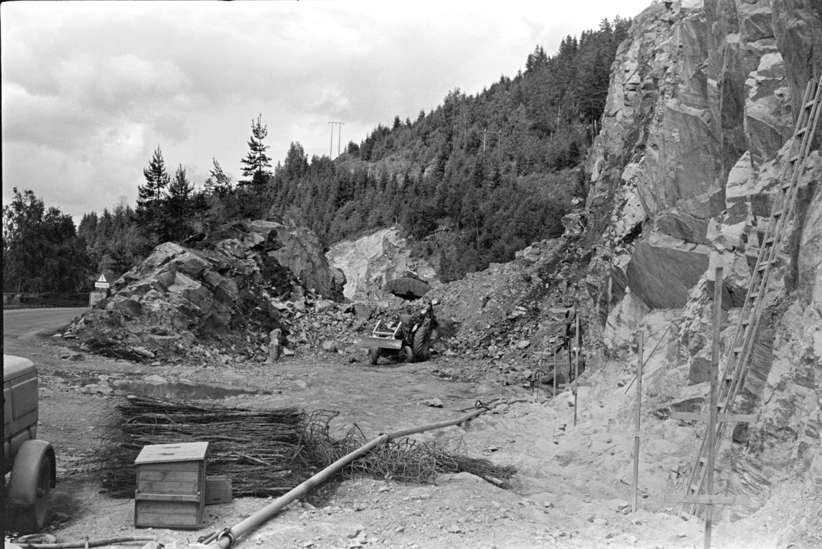 Morskogen, Stange. Vegutbygging, vegarbeid, anleggsmaskiner, biltrafikk, sprengningsarbeid, 