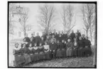 Konfirmander, 35 läsbarn och pastor John Dahlstedt. 
Vintrosa kyrka i bakgrunden.