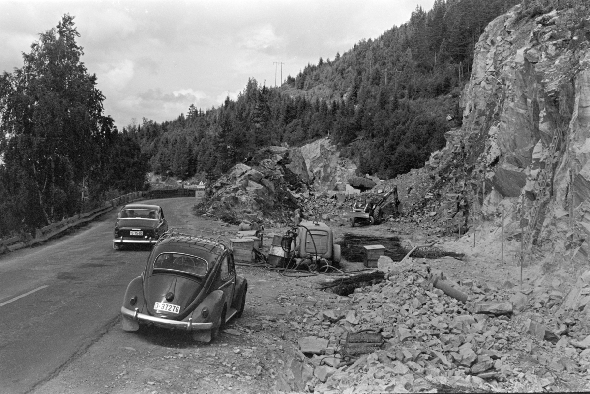 Morskogen, Stange. Vegutbygging, vegarbeid, anleggsmaskiner, biltrafikk, sprengningsarbeid, 