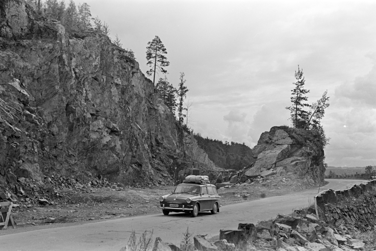 Morskogen, Stange. Vegutbygging, vegarbeid, anleggsmaskiner, biltrafikk, sprengningsarbeid, 