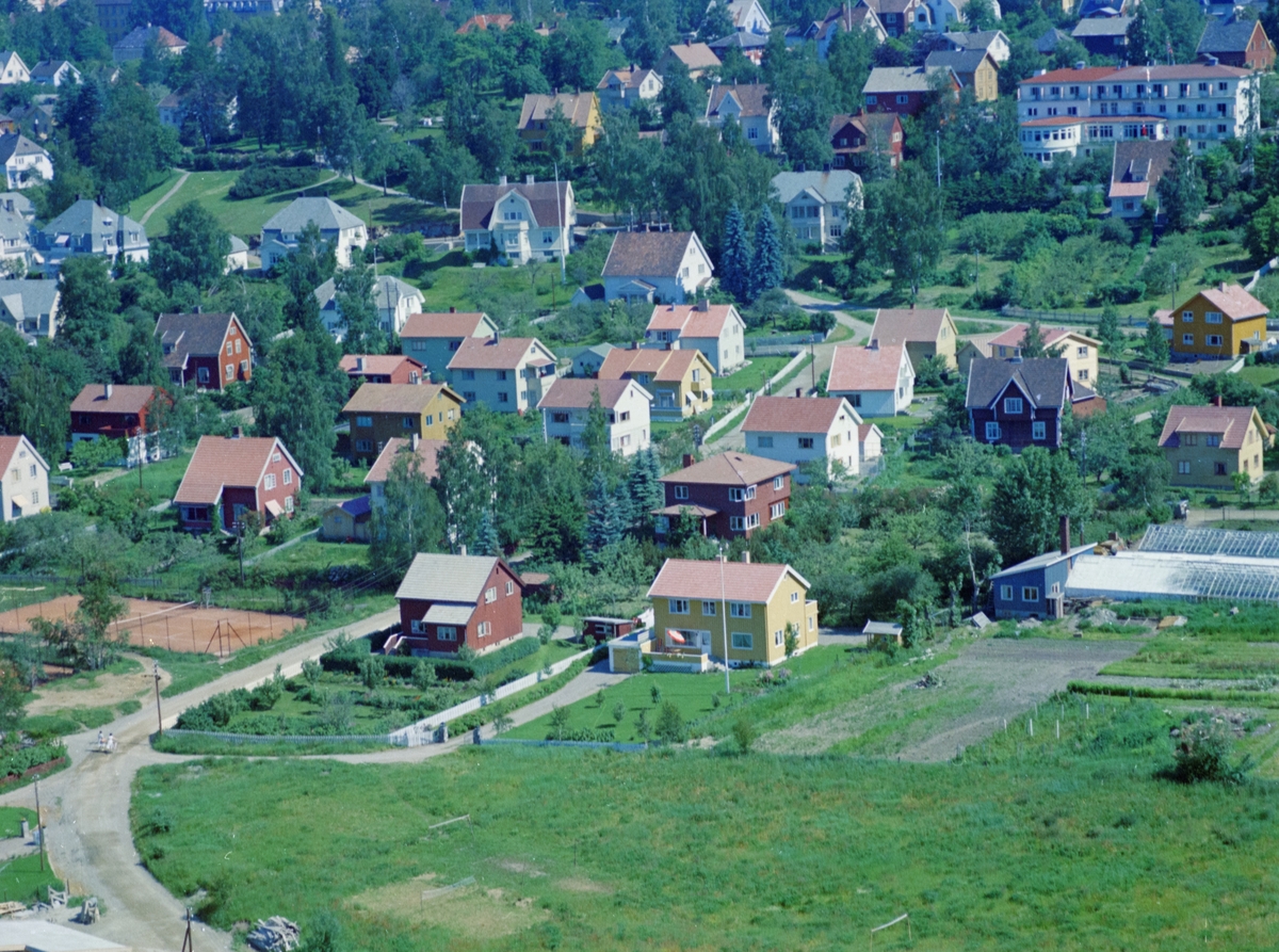 Flyfoto, Lillehammer, bebyggelse, I forgrunnen Gustaf Frødings veg, men det røde huset er Dr. Torps gate 4 og det gule Dr. Torps gate 2. Det røde huset bak til venstre er Weidemanns gate 9 og det firkantede bak det gule og rød er Weidemanns gate 13. Helt bak er Oppland Hotell og til høyre Barlund gartneri