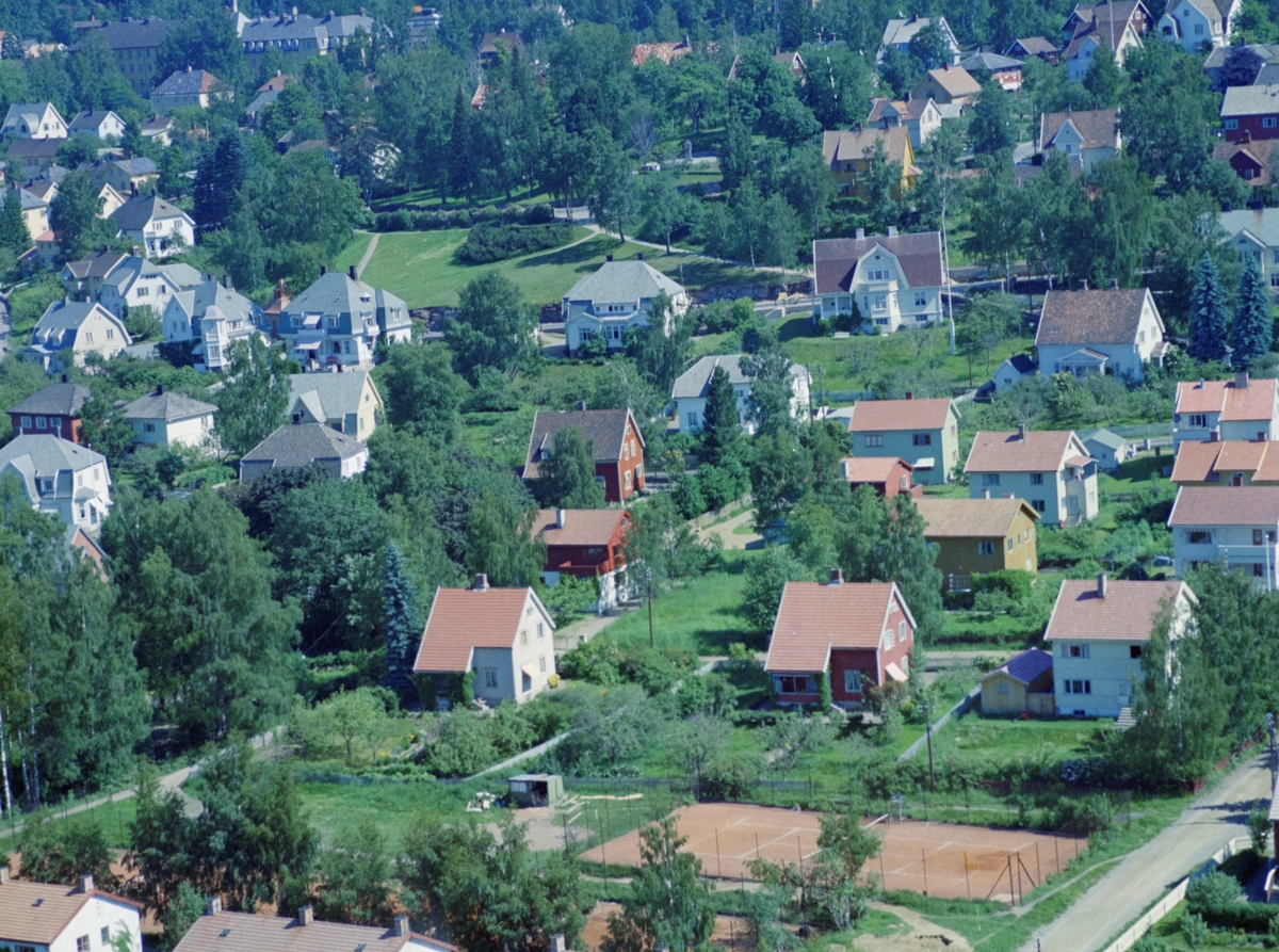 Flyfoto, Lillehammer, bebyggelse, I forgrunnen Tennisbanen nedenfor Weidemanns gate. Det hvite huset til venstre er Weidemans gate 7, og det røde huset er Weidemanns gate 9 og det hvite Weidemanns gate 11. Helt bak er Oppland Hotell og til høyre Barlund gartneri