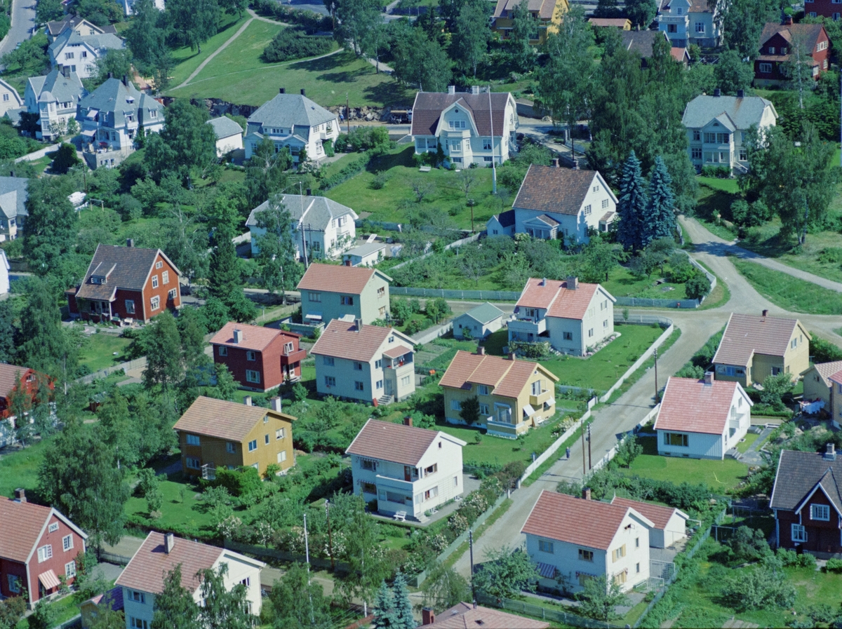 Flyfoto, Lillehammer med Gustaf Frødings veg opp på høyre side. Weidemanns gate på tvers nederst og Tvethes gate parallelt midt i bildet Gult hus i midten i er Gustaf Frødings veg 1a, mens det røde opp til venstre er Tvethes gate 5 med Tvethes gate 7 og Tvethes gate 11 mot høyre. Okerfarget hus litt foran til venstre er Weidemanns gate 10.