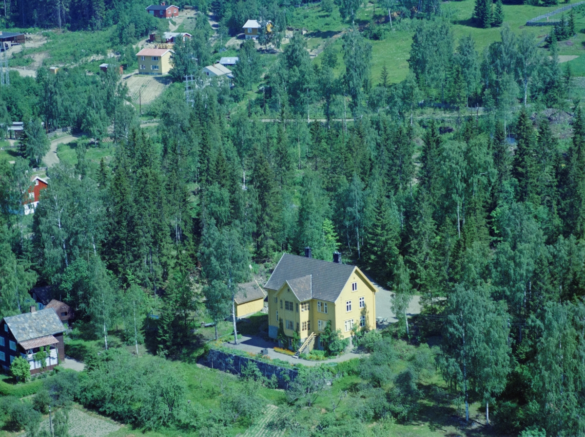 Flyfoto, Lillehammer, bebyggelse. Stor, gul bygning, kalt "Skaubo".  Adresse Langsethvegen, i dag Messenlivegen 31.  Langseth vegen sees lenger bak i bildet.