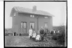 Albano Nr. 1, Näsby, Almby socken.
En och en halvplans bostadshus, familjegrupp 4 personer.
Johan Brolin