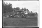En och en halvplans bostadshus och uthus, 14 personer.
A. Larsson