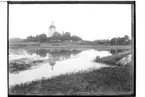 Översvämning den 3 augusti 1910.
Stora Mellösa kyrka, kyrkobyggnad, tvåvånings bostadshus och ekonomibyggnader.
Beställningsnr. SM-210.