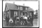 En och en halvplans bostadshus.
Familj 10 personer.
David Pettersson