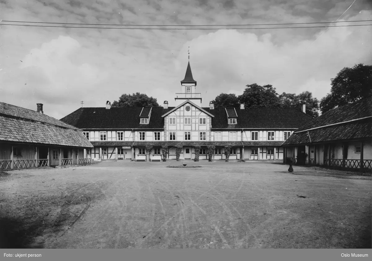 Frogner hovedgård, Oslo Bymuseum, gårdsplass, hovedbygning, østfløyen, vestfløyen