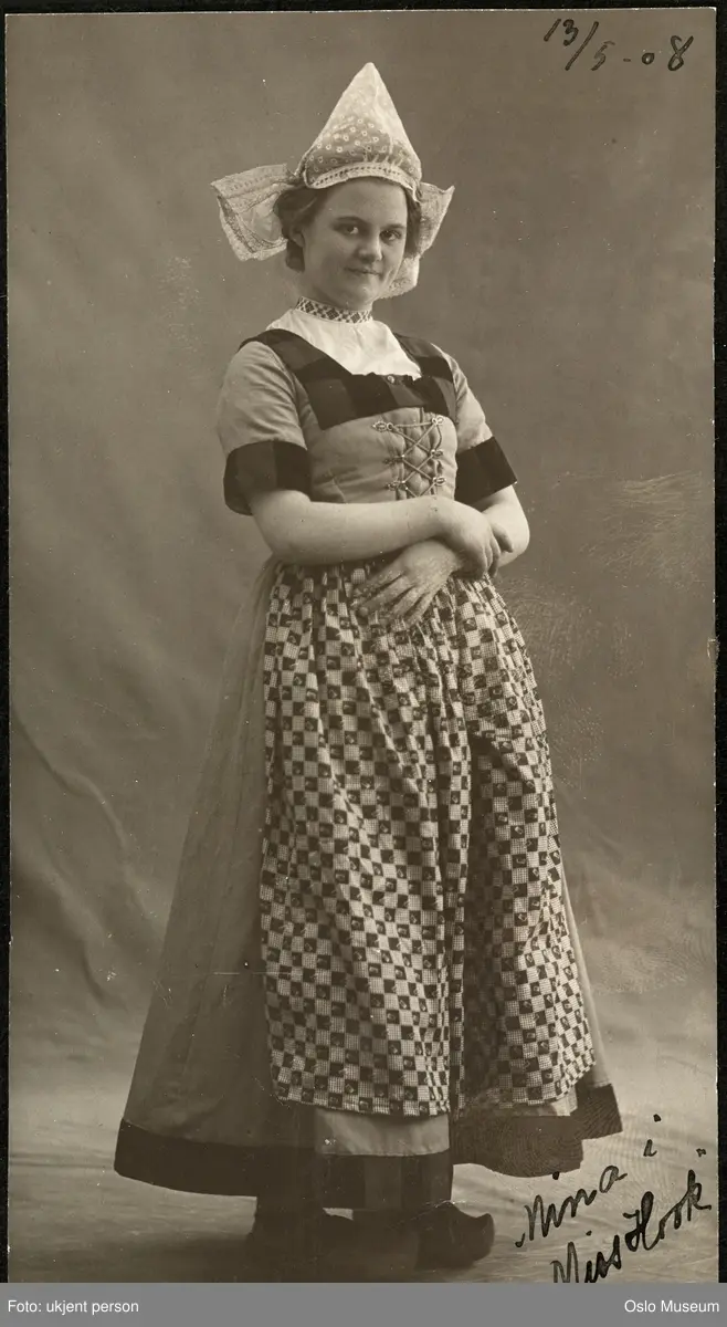 portrett, kvinne, skuespillerinne, rollebilde, Nina i "Jomfru Hook van Holland" på Fahlstrøms Theater, stående helfigur, kostyme