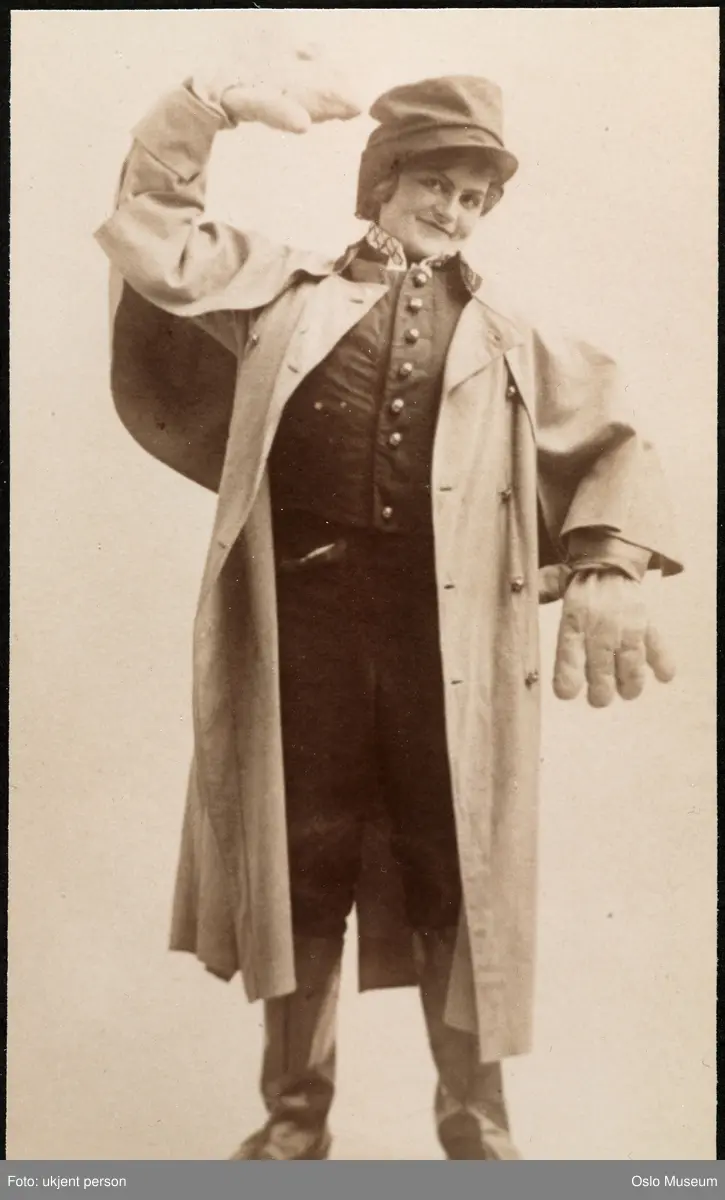 portrett, kvinne, skuespillerinne, rollebilde, Denise i "Nitouche" på Centralteatret, stående helfigur, kostyme