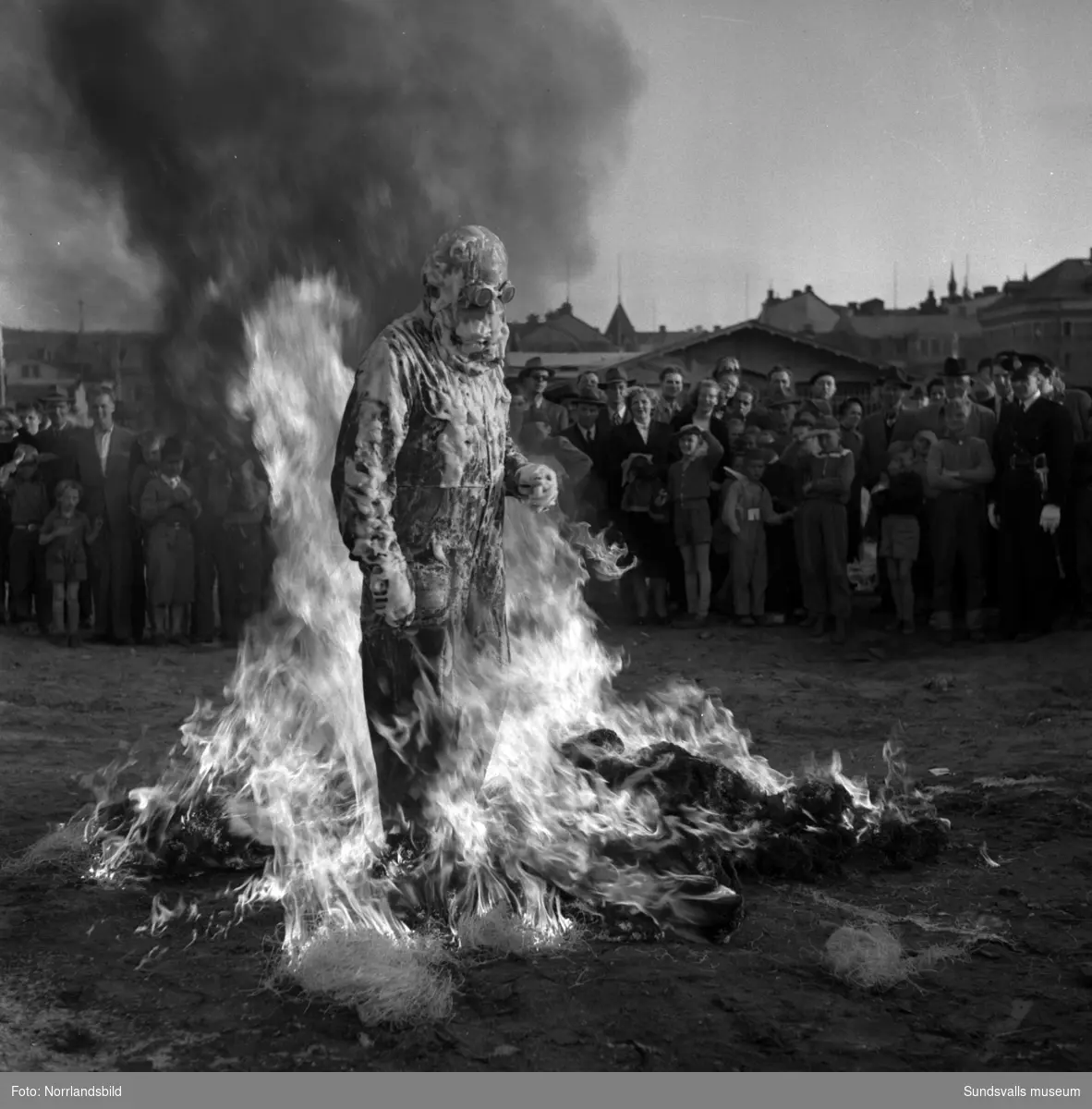 Demonstration av brandskyddsmedel på Finnkajen i hamnen. Gunnar "Marthelli" Lövblad täcks med så kallat Tewisskum och kan sedan stå mitt i ett eldhav.