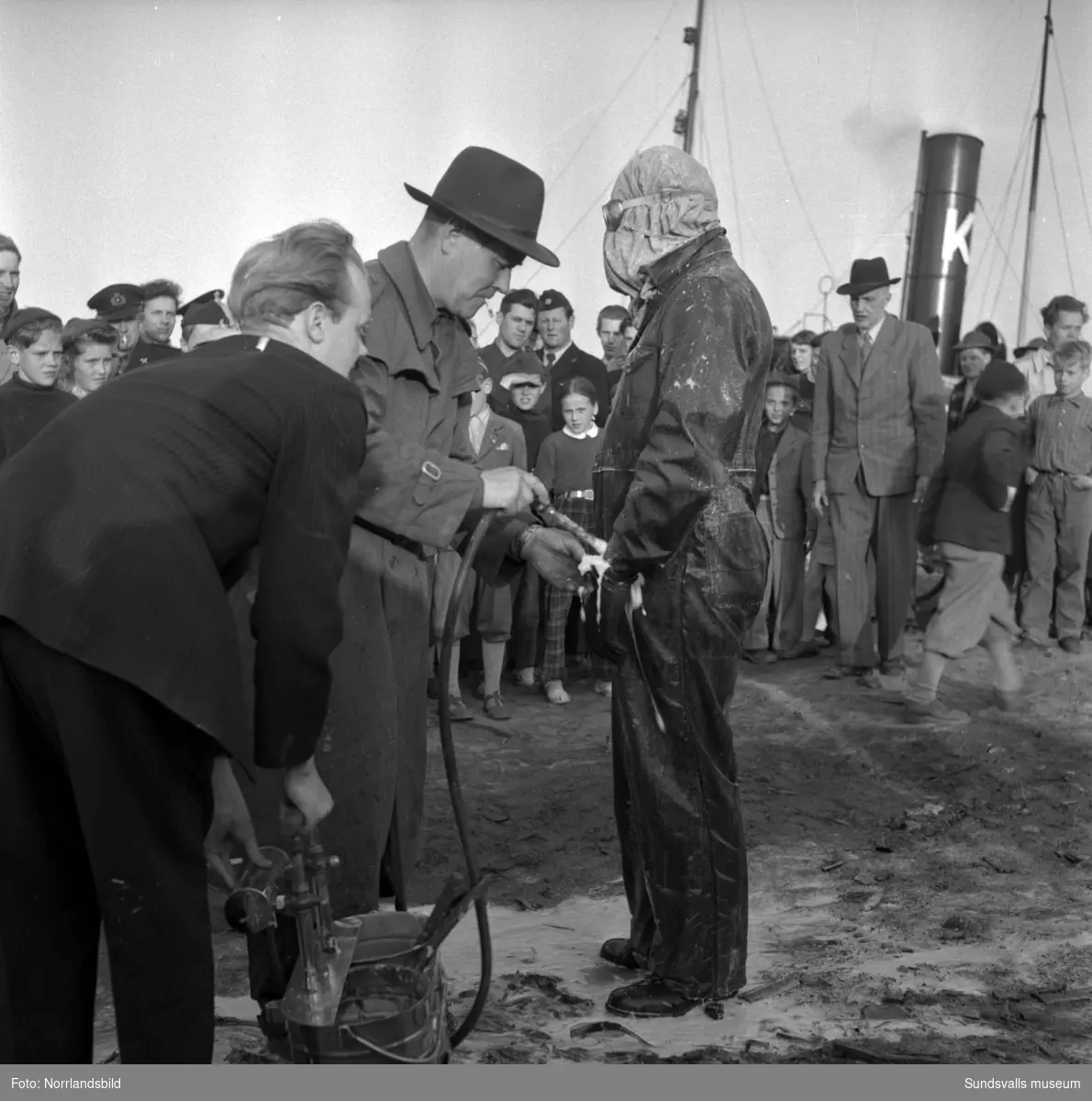 Demonstration av brandskyddsmedel på Finnkajen i hamnen. Gunnar "Marthelli" Lövblad täcks med så kallat Tewisskum och kan sedan stå mitt i ett eldhav.